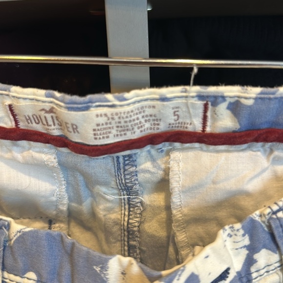 Hollister blue and white floral Bermuda shorts size 5 - Picture 2 of 3